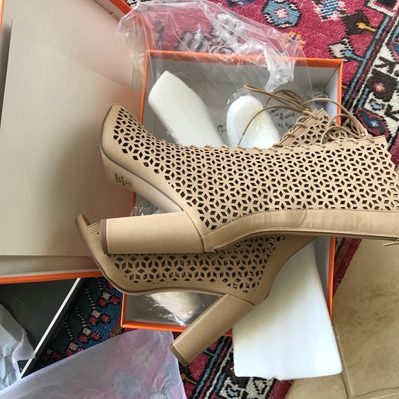 Cut out lace up Bootie - Picture 7 of 9